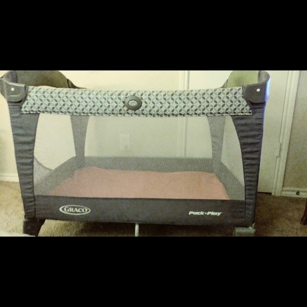 Play pen - Picture 2 of 2